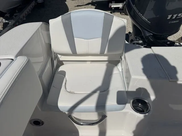 Slide: The Image of Robalo R180 Center Console 2025 - 12