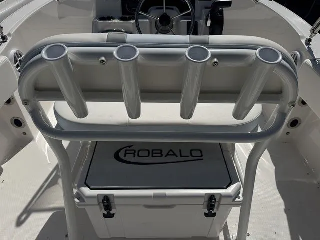 Slide: The Image of Robalo R180 Center Console 2025 - 4