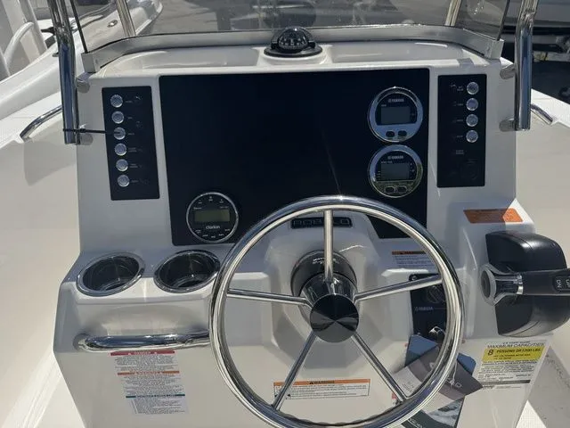 Slide: The Image of Robalo R180 Center Console 2025 - 5