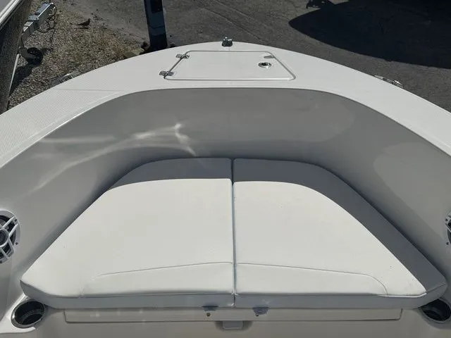 Slide: The Image of Robalo R180 Center Console 2025 - 6