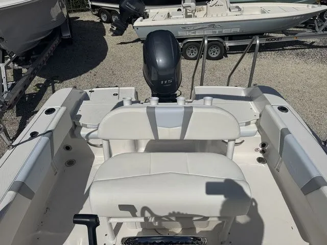 Slide: The Image of Robalo R180 Center Console 2025 - 8
