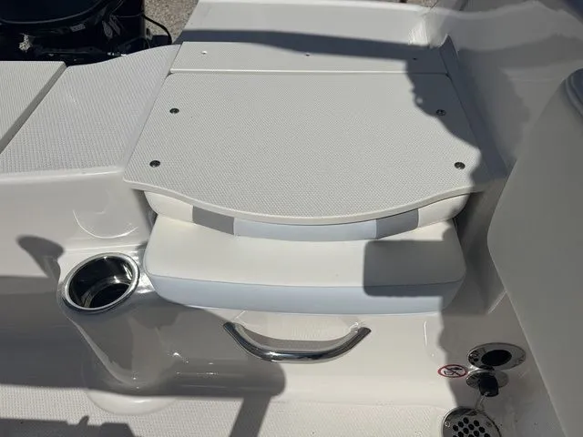 Slide: The Image of Robalo R180 Center Console 2025 - 9