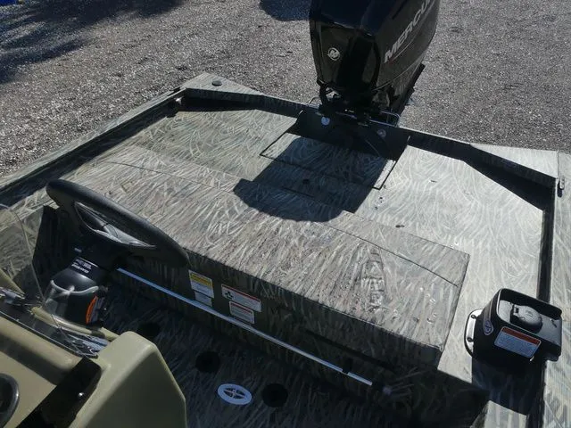 Slide: The Image of Tracker Grizzly 1860 CC 2026 - 15