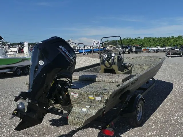 Slide: The Image of Tracker Grizzly 1860 CC 2026 - 4