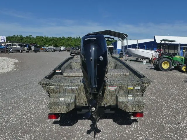 Slide: The Image of Tracker Grizzly 1860 CC 2026 - 5