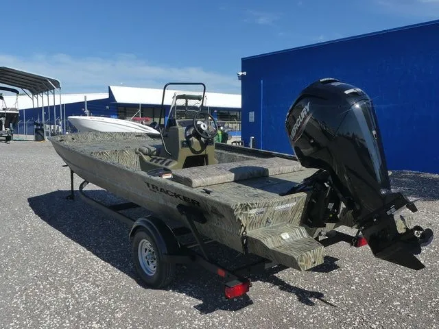 Slide: The Image of Tracker Grizzly 1860 CC 2026 - 6