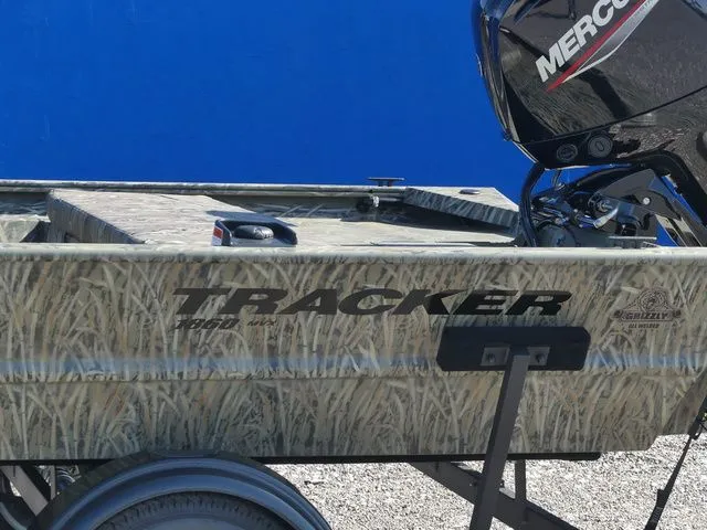 Slide: The Image of Tracker Grizzly 1860 CC 2026 - 8