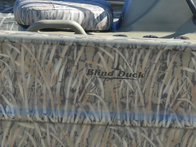 Slide: The Image of Tracker Grizzly 1860 CC 2026 - 9