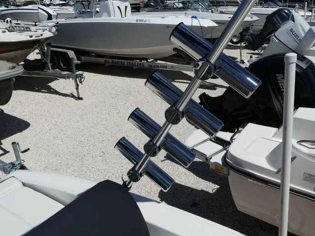 Slide: The Image of Bayliner DX 2000 2023 - 17