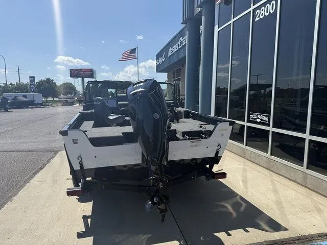 Slide: The Image of Lund 1775 Impact XS Sport 2026 - 6