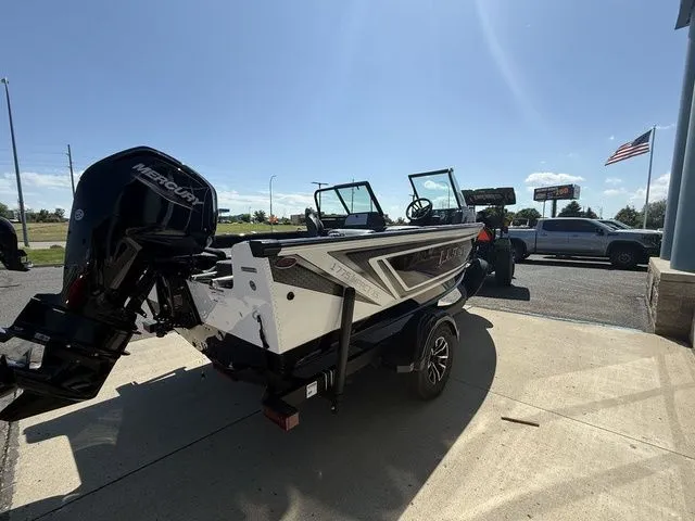 Slide: The Image of Lund 1775 Impact XS Sport 2026 - 7