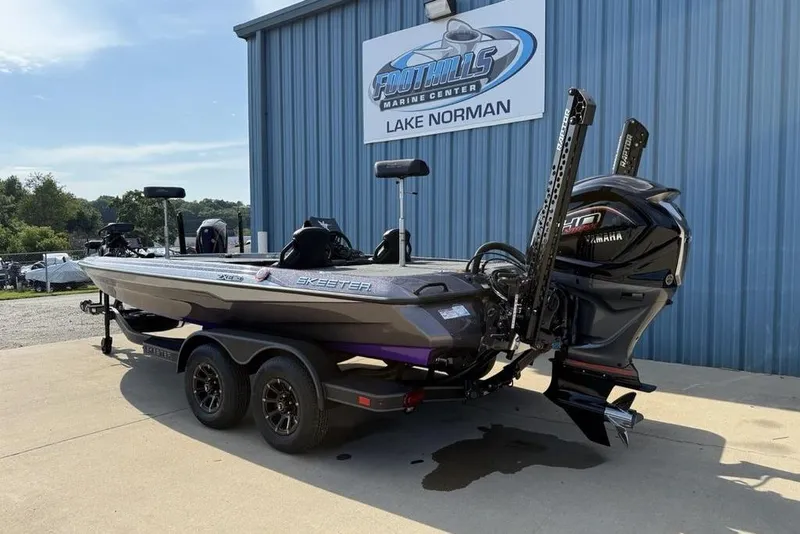 Slide: The Image of 2026 Skeeter ZXE20 boat at Foothills Marine Center, Lake Norman. - 5