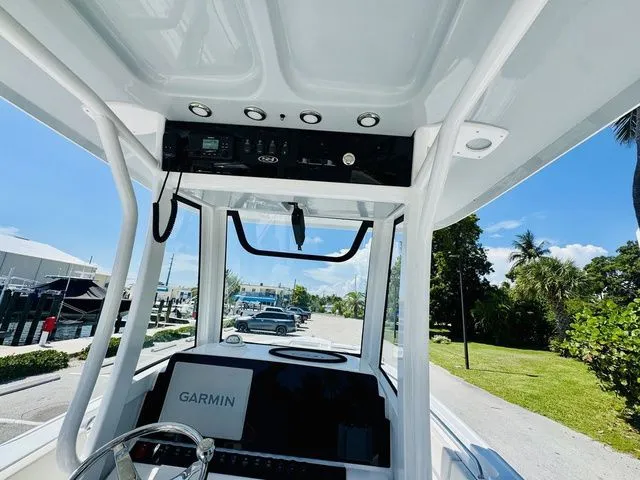 Slide: The Image of Sea Hunt Ultra 239 SE 2024 - 14