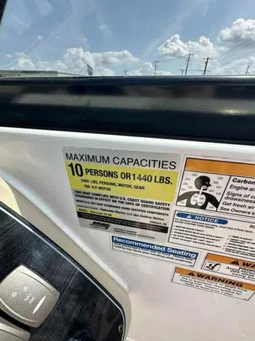 Slide: The Image of Hurricane SunDeck 2200 DC OB 2018 - 7