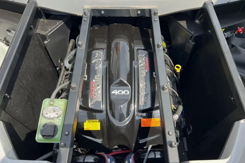 Slide: The Image of 2016 Tigé Z1 boat engine, Raptor 400, detailed view. - 16