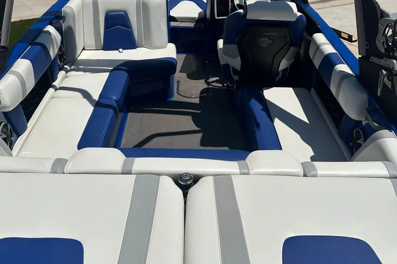 Slide: The Image of Interior of 2021 Malibu Wakesetter 21 MLX boat with blue and white seating. - 11