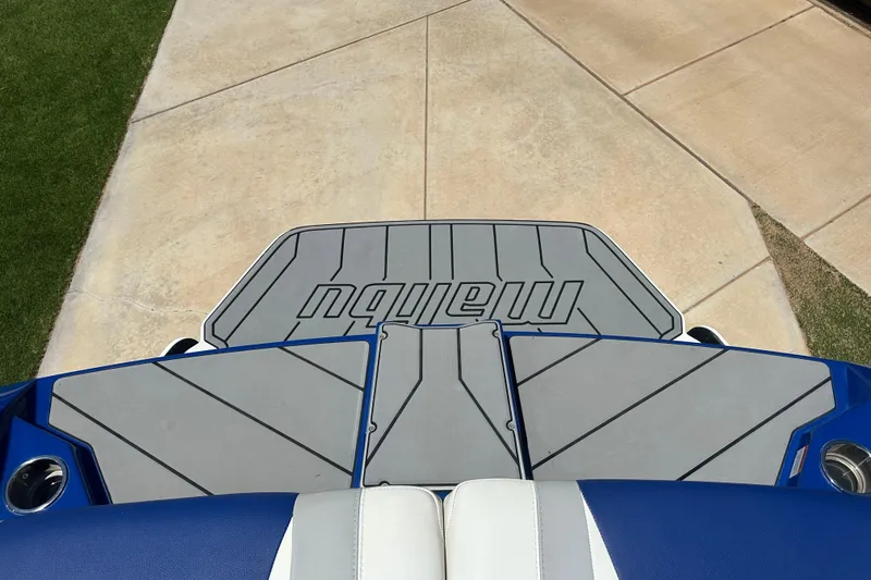 Slide: The Image of 2021 Malibu Wakesetter 21 MLX swim platform with logo, viewed from above. - 9