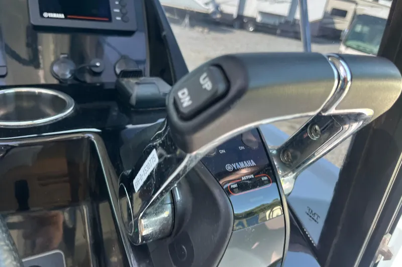 Slide: The Image of Throttle control of a 2020 Jeanneau NC 895 boat with Yamaha system. - 25