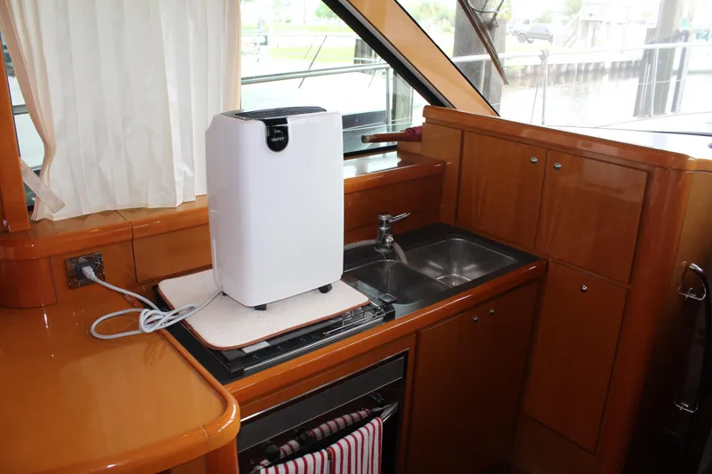Slide: The Image of 2005 Beneteau Antares 13.80 yacht kitchen with sink and appliances. - 18