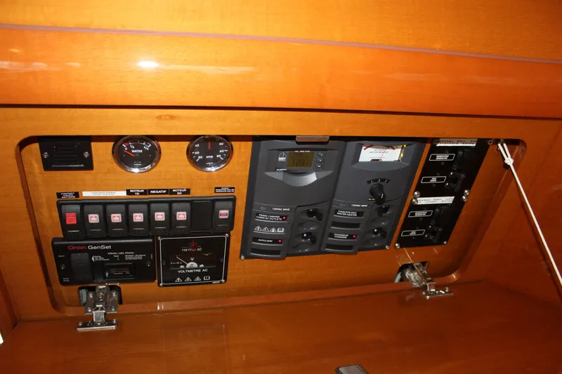 Slide: The Image of Control panel of a 2005 Beneteau Antares 13.80 boat. - 32