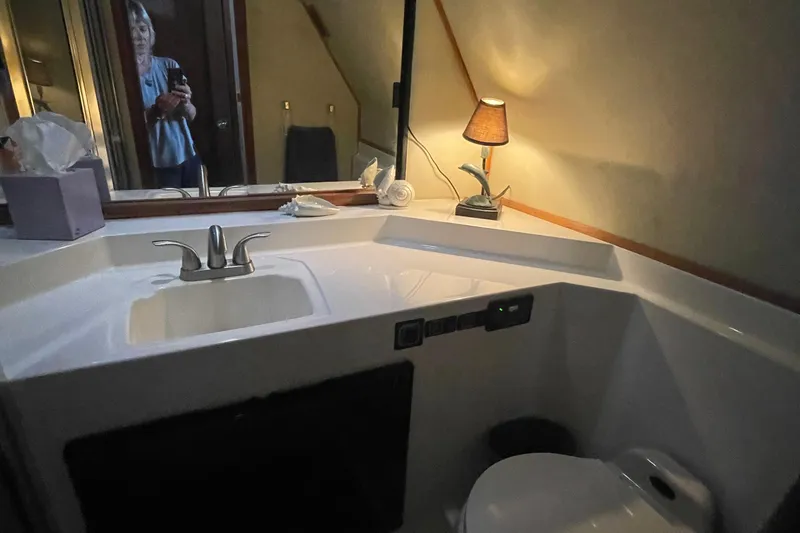 Slide: The Image of 1989 Bayliner Pilothouse 4588 bathroom with sink, mirror, and lamp. - 36