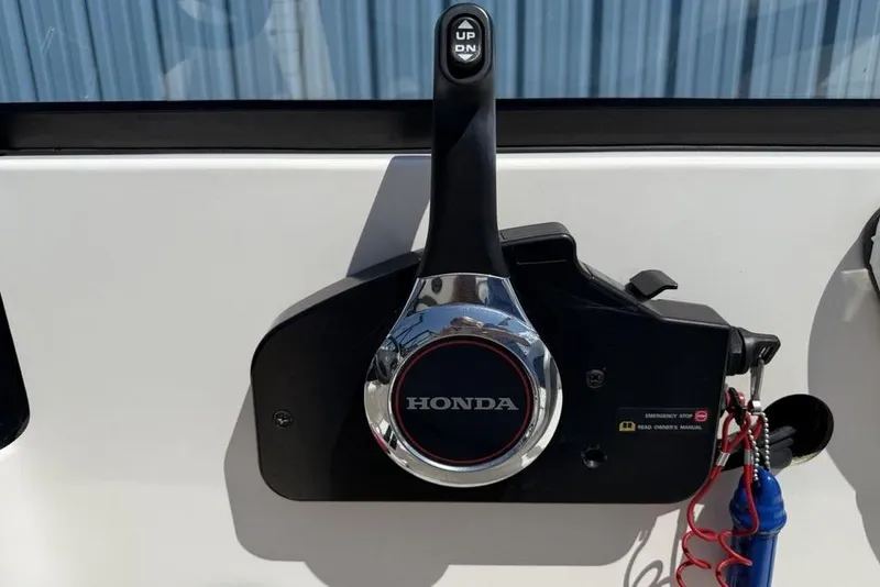 Slide: The Image of Honda throttle control on a 1994 Seaswirl 192 Striper boat. - 14