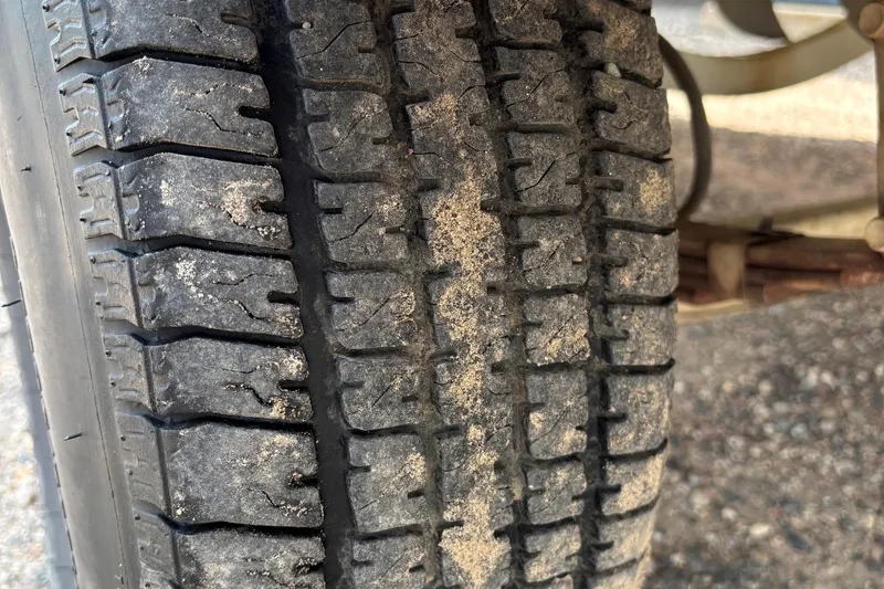 Slide: The Image of Close-up of a worn tire on a 1999 MasterCraft 205 PRO STAR. - 16