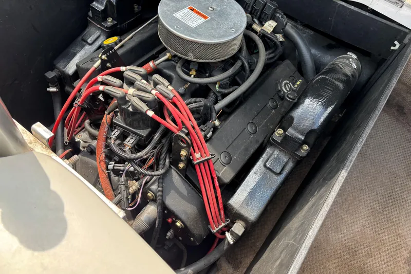Slide: The Image of Engine of a 1999 MasterCraft 205 PRO STAR boat with red ignition wires. - 10