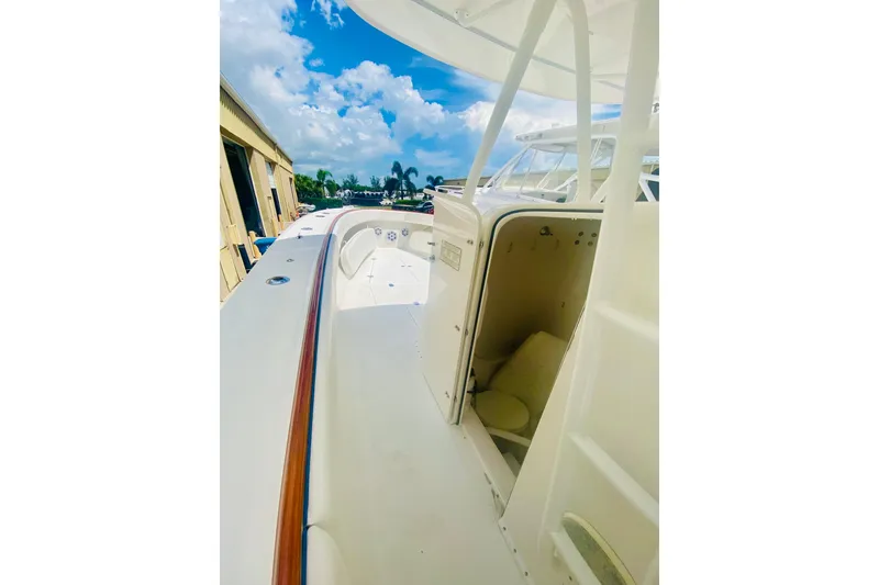 Slide: The Image of 2005 Venture 39 Open boat deck with cabin entrance - 11