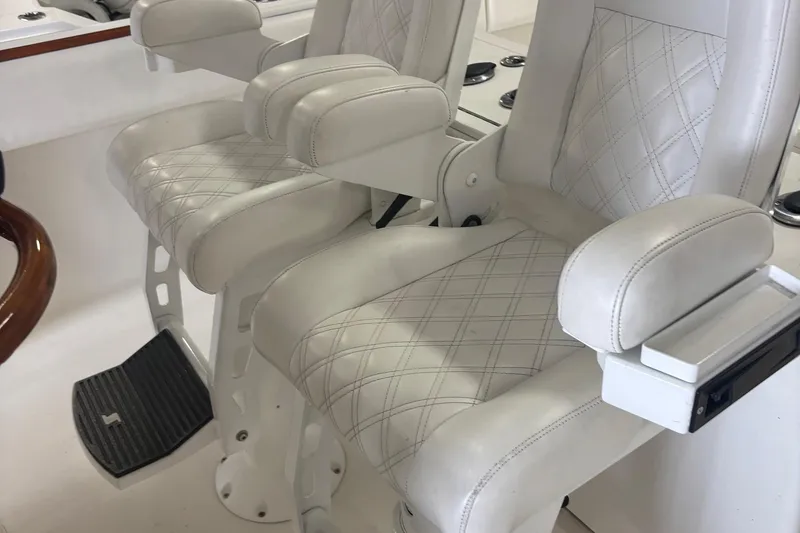 Slide: The Image of Luxury white boat seats with diamond stitching, 2005 Venture model. - 22