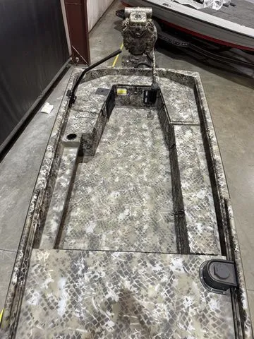 Slide: The Image of Excel Shallow Water 1751 W/Mud Buddy 40HDR 2026 - 10