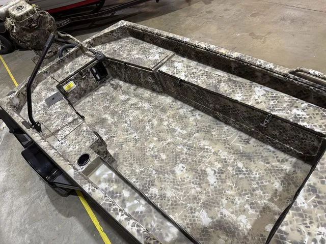 Slide: The Image of Excel Shallow Water 1751 W/Mud Buddy 40HDR 2026 - 11