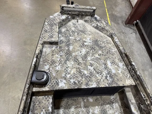 Slide: The Image of Excel Shallow Water 1751 W/Mud Buddy 40HDR 2026 - 9