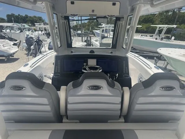 Slide: The Image of Robalo R300 Center Console 2025 - 12