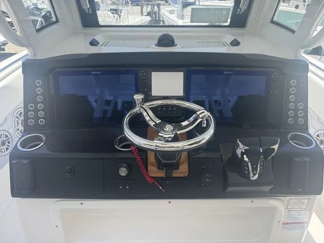 Slide: The Image of Robalo R300 Center Console 2025 - 13