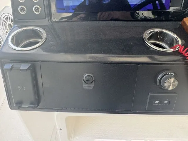 Slide: The Image of Robalo R300 Center Console 2025 - 17