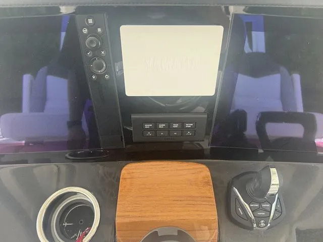 Slide: The Image of Robalo R300 Center Console 2025 - 18