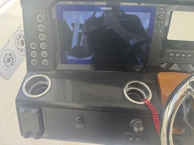 Slide: The Image of Robalo R300 Center Console 2025 - 19