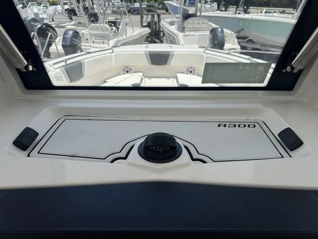 Slide: The Image of Robalo R300 Center Console 2025 - 21