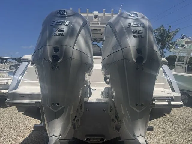 Slide: The Image of Robalo R300 Center Console 2025 - 3