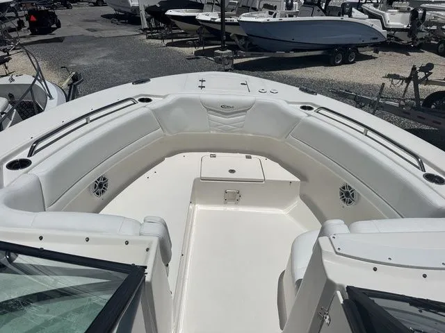 Slide: The Image of Robalo R300 Center Console 2025 - 38
