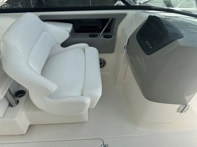 Slide: The Image of Robalo R300 Center Console 2025 - 44