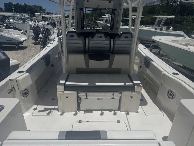 Slide: The Image of Robalo R300 Center Console 2025 - 6