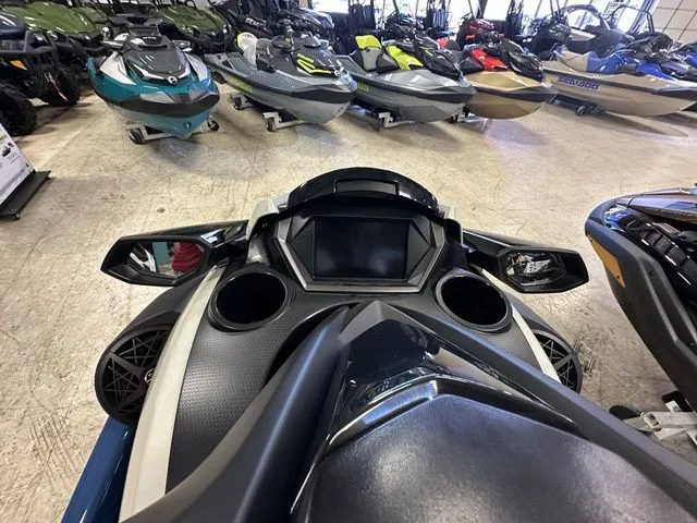 Slide: The Image of Yamaha FX® Limited SVHO® 2025 - 11