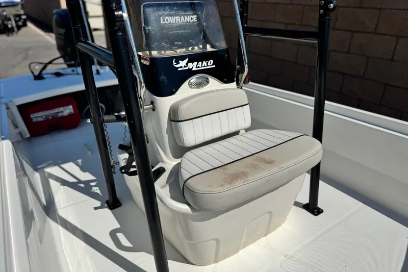 Slide: The Image of 2017 Mako Pro Skiff 17 CC boat interior with seating and Lowrance equipment. - 9