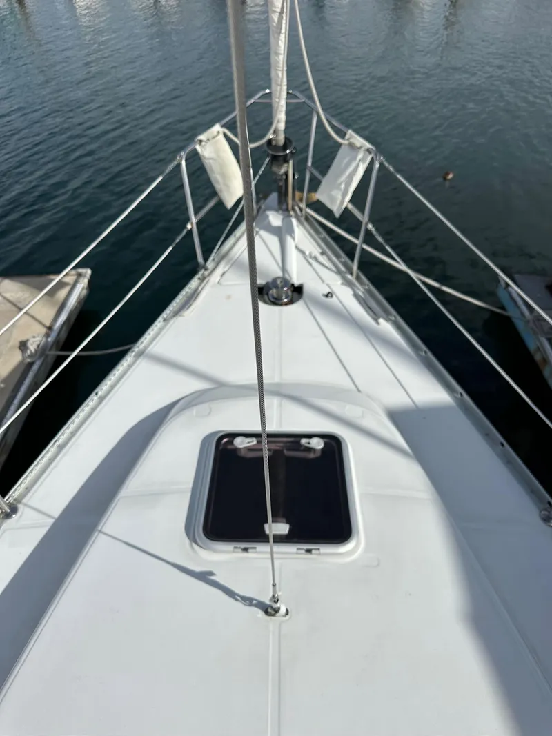 Slide: The Image of 2005 Beneteau 373 sailboat deck view with hatch and railing. - 19