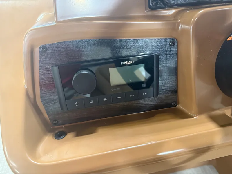 Slide: The Image of Tahoe Sport 2385 Swingback (VRB) & Honda 4-Stroke EFI 2026 - 13