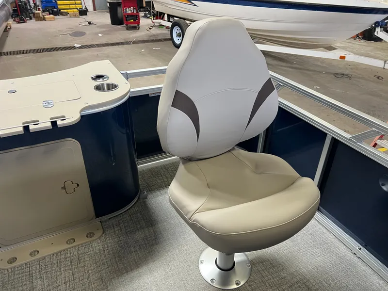 Slide: The Image of Tahoe Sport 2385 Rear Fish & Honda 4-Stroke EFI 2026 - 16