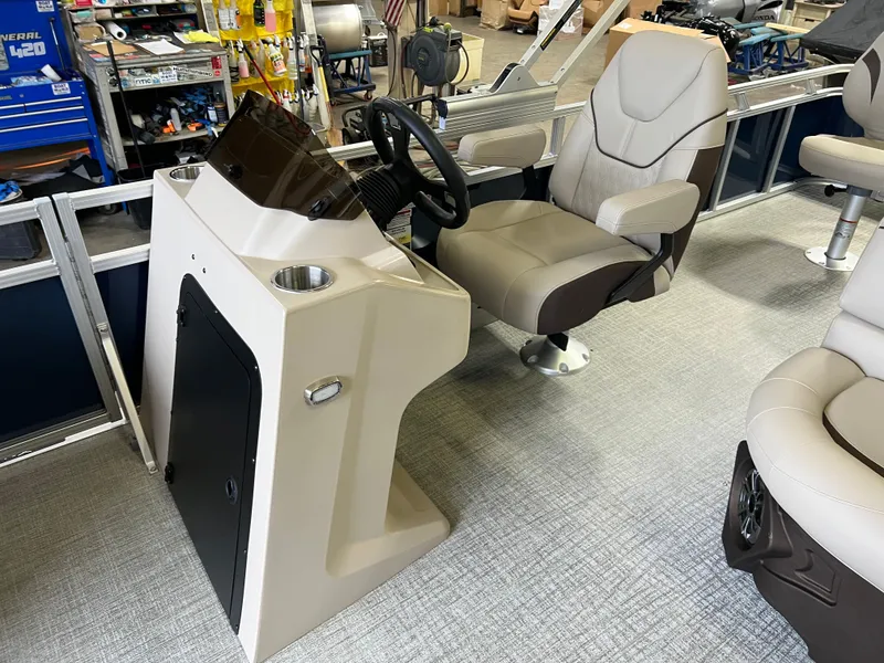 Slide: The Image of Tahoe Sport Rear Fish 2385 & 4-Stroke $33995 2026 - 10