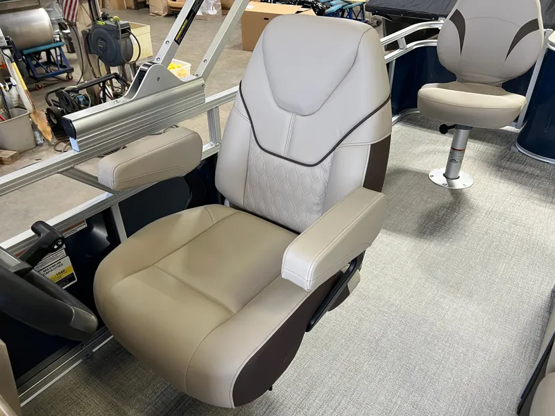 Slide: The Image of Tahoe Sport Rear Fish 2385 & 4-Stroke $33995 2026 - 11